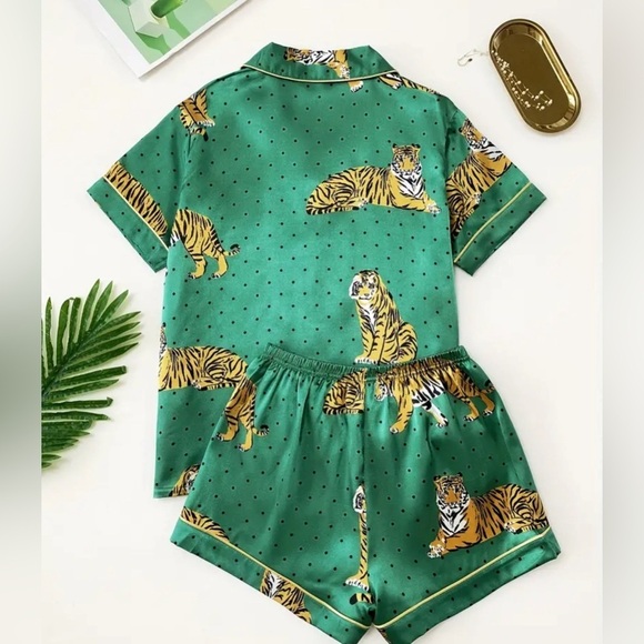Animal Print Satin Pajama Set Green New SZ L ✨✨🔥🔥 - Picture 1 of 3